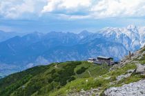 Das Birgitzköpfl Haus oberhalb von Axams. • © Innsbruck Tourismus / Helga Andreatta