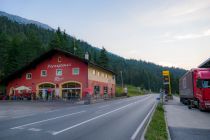 Das Café mit Imbiss "Fernpass Rast" liegt am Fernpass.  • © alpintreff.de - Christian Schön