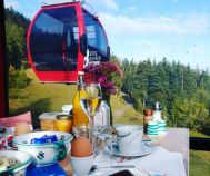 Ein schönes Frühstück in der Gondel - sicherlich ein außergewöhnliches Erlebnis. • © Bergbahnen Berwang