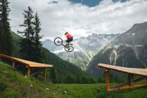 Jumps gibt es auf der OLM VOLLE Line in Sölden. • © Ötztal Tourismus, Janik Steiner