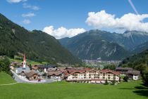 Blick auf die Sonnenterrasse von Finkenberg mit Mayrhofen im Hintergrund • © alpintreff.de / christian schön