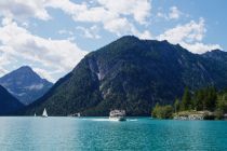 Die MS Wilhelm ist auf dem Plansee in der Naturparkregion Reutte unterwegs. • © Robert Eder, Naturparkregion Reutte