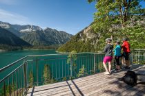 Die Aussichtsplattform Höllkopf liegt am Panoramaweg am Plansee.  • © Rene Paulweber, Naturparkregion Reutte