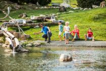 Das macht Spaß im Sommer am Filzalmsee: Steinehüpfen.  • © Kitzbüheler Alpen, Mirja Geh/Eye 5