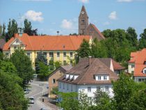 Buchloe im Oberallgäu - hier das Rathaus mit der Kirche im Hintergrund. • © Stadtarchiv Buchloe