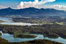 Die Eggstätt-Hemhofer-Seenplatte und Kampenwand aus der Luft. Das Chiemsee-Alpenland - wie gemalt.  • © Chiemsee-Alpenland Tourismus 