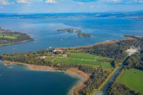 Im Hintergrund in der Mitte die Herreninsel im Chiemsee, davor die kleinere Fraueninsel. • © DeltaMike auf pixabay.com (3771294)