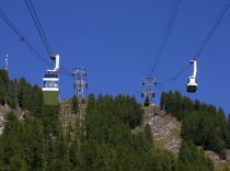 Links im Bild: Die Doppelstock-Pendelbahn (L2) • © alpintreff.de / christian schön