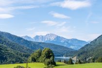 Rechts unten ein Teil des Wiestalstausees vor schöner Bergkulisse. • © alpintreff.de - Christian Schön