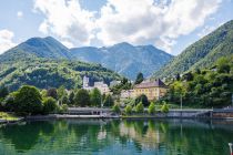 Das Museum (rechts) und die katholische Pfarrkirche in Ebensee am Traunsee. • © alpintreff.de - Christian Schön