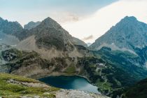 Der Drachensee, etwas oberhalb rechs die Coburger Hütte. • © ©Tirol Werbung / Haindl Ramon