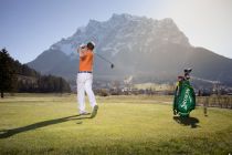 Golfen mit perfekter Aussicht auf die Zugspitze. • © Tiroler Zugspitzarena, joergmette.de