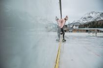 Eislaufen in Ehrwald auf der Kunsteisbahn.  • © Tiroler Zugspitzarena, C. Jorda