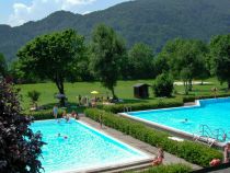 Schöne Stunden in der Sommersonne bietet das Freibad in Erl.  • © Gemeinde Erl