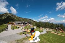 Die Gamskogelhütte mit dem Abenteuerspielplatz "Meistercup der Alpentiere".  • © Zauchensee Liftgesellschaft