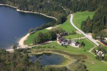 Der Badeplatz mit dem Haus Hirschpoint am Hintersee.  • © TVB Fuschlseeregion