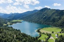 Der Hintersee bei Faistenau. Rechts unten ist ein Parkplatz, von dort etwas nach links ans Ufer - dort ist das Strandbad. • © TVB Fuschlseeregion / Sky-Blue Salzburg