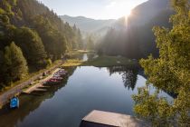 Ganz früh morgens am Fernsteinsee: Spiegelglattes Wasser und herrlicher Sonnenschein. • © alpintreff.de / christian schön