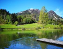 Der äußerst idyllische Lauchsee in Fieberbrunn.  • © Marion Pichler