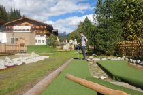 Spannende Hindernisse beim Adventure-Minigolf in Filzmoos. • © Filzmoos Tourismus, Walchhofer