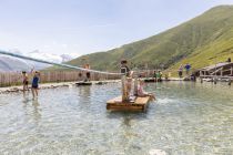 Das Ziehfloß befindet sich an der Eggalm und macht den Kindern viel Spaß. • © Archiv Tourismusverband Tux-Finkenberg, Johannes Sautner, shootandstyle.com