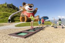 Pepis Kinderland mit seinem Riesenbären.  • © Archiv Tourismusverband Tux-Finkenberg, Johannes Sautner, shootandstyle.com