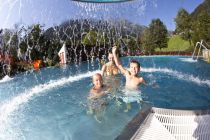 Im Freibad in Finkenberg im Zillertal warten unbeschwerte Stunden auf Dich. • © Archiv Tourismusverband Tux-Finkenberg, Johannes Sautner, shootandstyle.com