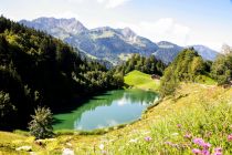 Der idyllische Seewaldsee in Fontanella.  • © Verein Großes Walsertal Tourismus