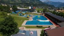 Das Erlebnisfreibad im Zillertal, im Hintergrund die Therme. • © Best of Zillertal, filmingpool