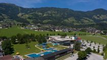 Die Erlebnistherme in Fügen, vorne das Erlebnisfreibad. • © Best of Zillertal, filmingpool