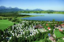 Von der 5-Sterne-Anlage „Camping Hopfensee“ in Füssen/Allgäu sind es nur wenige Gehminuten zum Kneipp-Erlebnisareal am Ufer und ein paar Schwimmzüge zur Kneipp-Insel. • © Camping Hopfensee über AHM PR