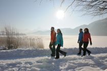 Wandern am winterlichen Weissensee. • © Füssen Tourismus und Marketing / www.guenterstandl.de