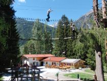 Adrenalin beim Klettern im Adventure Park. • © TVB Stubai