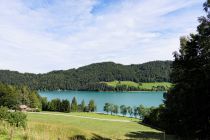 In der Mitte am Ufer ist der Badeplatz Stollinger am Fuschlsee. • © alpintreff.de - Christian Schön