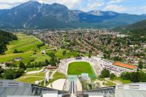 Toller Blick auf Garmisch-Partenkirchen von der Skisprung-Schanze aus. • © Bild von Gerhard Gellinger / pixabay.