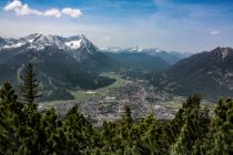 Blick vom Wank über Garmisch-Partenkirchen nach Grainau und zur Zugspitze • © alpintreff.de / christian schön