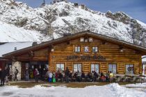 Das Gletscherrestaurant Sonn Alpin liegt auf einer Höhe von 2.600 Metern. • © alpintreff.de - Christian Schön