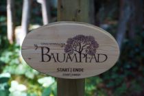Schild zum Gnadenwalder Baumpfad. • © Tourismusverband Hall-Wattens