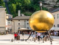 Goldene Kugel am Kapitelplatz in Salzburg • © Tourismus Salzburg / Günter Breitegger
