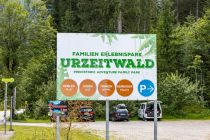 Parkplatz und Schild vom Familienpark Urzeitwald in Gosau. • © alpintreff.de - Christian Schön