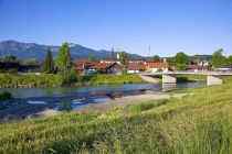 Blick auf die Loisachbrücke und Großweil.  • © Gemeinde Großweil