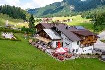 Der Landgasthof Schuster an der Talstation der Sesselbahn Krinnenalpe. • © alpintreff.de - Christian Schön