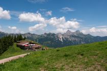 Gundhütte am Neunerköpfle mit Blick auf die Rote Flüh • © alpintreff.de / christian schön