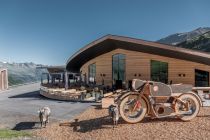 Am Crosspoint befindet sich das Motorrad Museum. Und einige Kühe. • © Bergbahnen Obergurgl-Hochgurgl, Alexander Lohmann