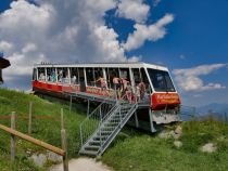 Ein Zug der alten Hartkaiser Standseilbahn steht jetzt am Hartkaiser und ist öffentlich zugänglich. • © alpintreff.de / christian schön