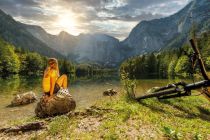 Am hinteren Langbathsee rücken die Berge noch einmal deutlich näher als am Vorderen Langbathsee. • © TVB Traunsee-Almtal / brainpark.traunsee