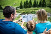 Spannende Aufgaben lösen auf dem Naturforscher-Abenteuer Schwarzwasserbach. • © Kleinwalsertal Tourismus, Bastian Morell