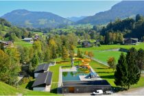 Das Freibad in Hittisau vor herrlicher Kulisse.  • © Helmut Scheffknecht, Hittisau Tourismus