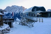 Bergstation des Hochmoos-Express mit Blick auf das Zugspitzmassiv • © alpintreff.de / christian schön