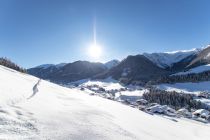 Der Osttiroler Künstlerweg „Oswald Kollreider“ bei Kartitsch eignet sich für eine genussvolle Winterwanderung. Auf einer Länge von eineinhalb Kilometern bietet sich Wanderern ein Blick ins Hochpustertal, auf den Karnischen Alpenhauptkamm und ins östliche  • © TVB Osttirol, Christina Klammer